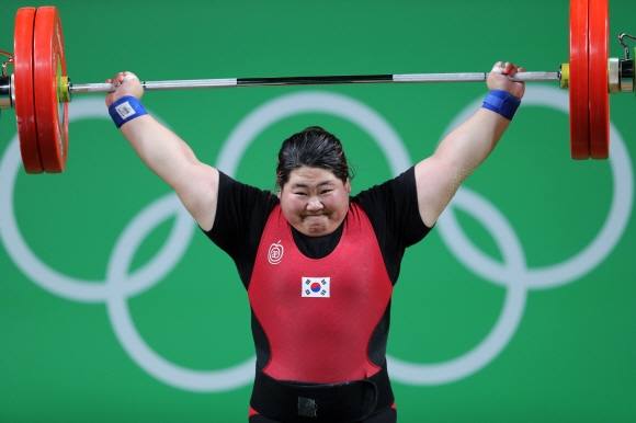 한국 여자 역도 이희솔이 14일 오후 (현지시간) 브라질 리우데자네이루 리우센트루 파빌리온2에서 열린 2016리우올림픽 역도 여자 75kg 이상급에서 경기를 펼치고 있다. 이희솔은 인상 122㎏, 용상 153㎏, 합계 275㎏을 들어 5위를 기록했다. 리우데자네이루=올림픽사진공동취재단