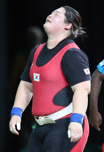 역도 여자 75kg 이상 경기가 14일 오후(현지시간) 브라질 리우데자네이루 리우센트루 파빌리온2 경기장에서 열린 가운데 한국 이희솔 선수가 용상 3차시기에 실패한 후 아쉬워 하고 있다. 리우데자네이루=올림픽사진공동취재단