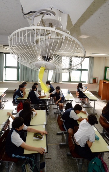 17일 개학한 서울 마포구 성사중학교의 한 교실에서 학생들이 폭염의 날씨 때문에 에어컨과 선풍기를 모두 가동한 채 수업을 듣고 있다. 2016. 8. 17 정연호 기자 tpgod@seoul.co.kr
