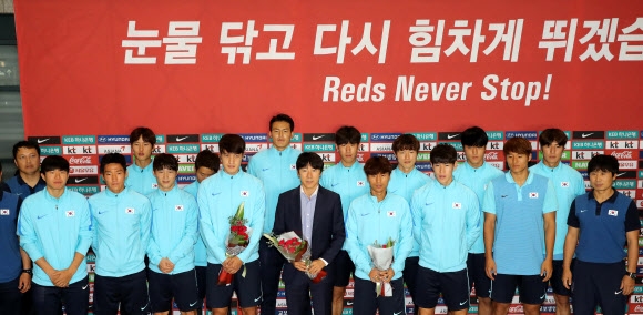 리우데자네이루올림픽에서 아쉽게 4강 진출에 실패한 올림픽 축구대표팀 신태용(가운데) 감독과 선수들이 17일 인천국제공항을 통해 귀국해 “응원해 주신 국민께 감사드린다. 아쉬움이 많이 남는 대회였다”며 소회를 밝히고 있다. 연합뉴스