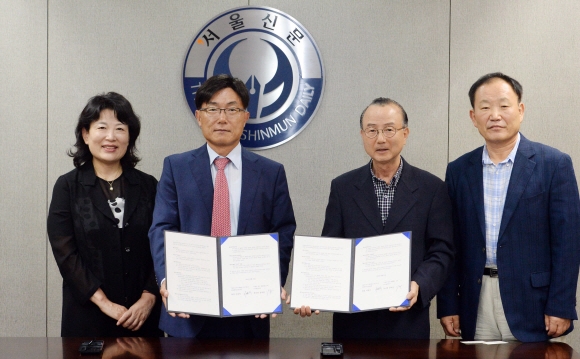 17일 서울 중구 서울신문사 대회의실에서 윤여권(왼쪽 두 번째) 부사장과 이영덕(세 번째) 사단법인 대한민국항공회장이 항공레저스포츠 활성화에 대한 상호협력을 위해 업무협약(MOU)을 체결한 뒤 기념촬영을 하고 있다. 이언탁 기자 utl@seoul.co.kr
