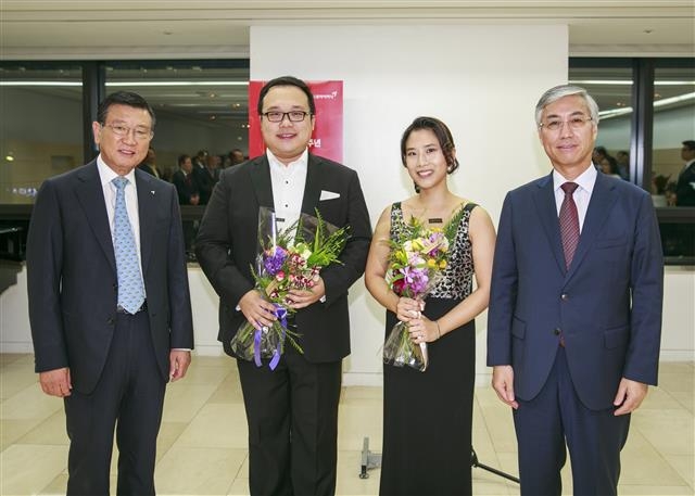 박삼구(왼쪽) 금호아시아나그룹 회장과 추궈훙(오른쪽) 주한 중국대사가 지난 19일 ‘한·중 수교 24주년 기념음악회’ 공연 후 연주자들과 함께 기념촬영을 하고 있다. 금호아시아나 제공