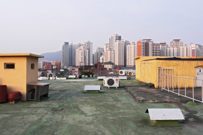 원효 아파트 옥상. 남산 일대를 포함한 주변이 잘 보인다. 옥상은 특별한 용도 없이 방치돼 있다. 건축가 황두진 제공