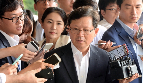 우병우 청와대 민정수석 비서관과 이석수 특별감찰관 관련 의혹에 대한 동시 수사를 맡은 윤갑근 특별수사팀장이 24일 서울 서초구 서울중앙지방검찰청으로 출근하며 취재진의 질문을 받고 있다. 2016. 8. 24. 박윤슬 기자 seul@seoul.co.kr