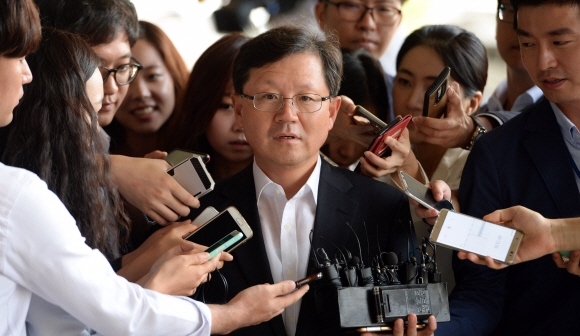 우병우 청와대 민정수석과 이석수 특별감찰관 관련 의혹에 대한 동시 수사를 맡은 윤갑근(대구고검장) 특별수사팀장이 24일 서울 서초구 서울중앙지검 청사로 출근하며 취재진의 질문을 받고 있다. 박윤슬 기자 seul@seoul.co.kr
