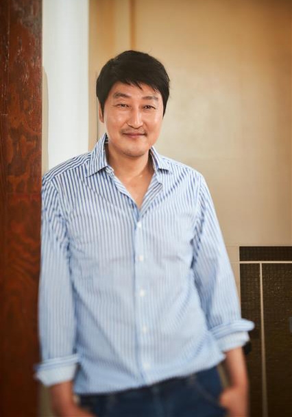 지금 송강호가 한창 재미있게 찍고 있는 작품은 광주민주화운동의 격랑에 휩쓸린 독일 기자와 한국 택시운전사 이야기를 그린 ‘택시운전사’(감독 장훈)다. “정치적 인물이나 실존 인물에 대한 강박은 없어요. 평소 늘 관심을 갖고 있는 이야기들이긴 하지만 특별한 기준이 있어 선택한 것은 아니에요. 그때그때 들어온 것 중에서 제게 맞는 것을 고를 뿐이죠. 작품 선택 기준은 무궁무진하답니다.” 워너브라더스코리아 제공