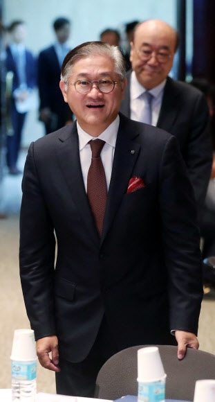 서경배 아모레퍼시픽그룹 회장이 1일 서울 중구 프레스센터에서 열린 ‘서경배과학재단’ 설립 기자간담회에 입장하고 있다. 연합뉴스