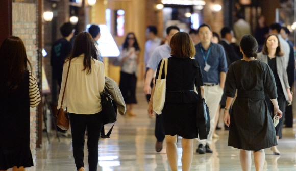 오피스빌딩의 상업시설 변신의 원조로 불리는 서울파이낸스센터 지하 상가의 모습. 서울파이낸스센터는 호텔급 레스토랑을 대거 유치해 ‘부도 건물’이라는 이미지를 ‘고급 건물’로 바꾸는 데 성공했다. 이언탁 기자 utl@seoul.co.kr