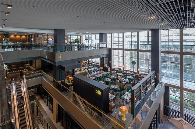D타워는 중동 식당과 호주 브런치카페, 디저트 가게 등 이국적이고 럭셔리한 느낌을 주는 맛집이 즐비하다.