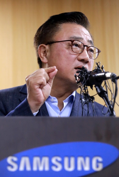 질문에 답하는 삼성 고동진 사장