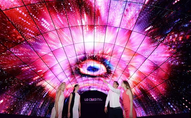 ‘IFA 2016’ 관람객들이 LG전자 부스 입구 ‘올레드터널’의 화려함에 감탄하고 있다. 사이니지 216대로 조성됐다. LG전자가 별도 부스로 야외정원에 설치한 ‘LG 시그니처 갤러리’는 주최 측으로부터 항구 보존 제안을 받았다.