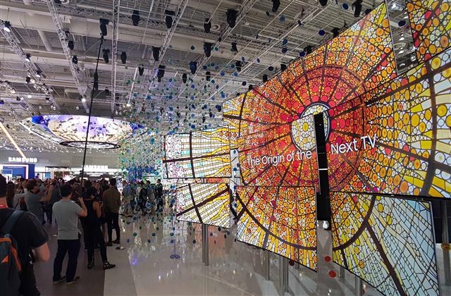 ‘IFA 2016’ 삼성전자 부스에 설치된 SUHD TV 대형 조형물이 화려한 영상미를 뽐내며 관람객을 맞이하고 있다. 삼성전자 제공