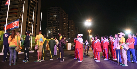 7일(한국시간) 오전 브라질 리우데자네이루 패럴림픽 선수촌 플라자에서 북한 선수단의 입촌식이 열렸다. 북한 선수단이 인공기가 올라가는 것을 지켜보고 있다. 북한은 이번 패럴림픽에 선수 2명등 총 17명의 선수단을 파견했다. 리우데자네이루 = 패럴림픽사진공동취재단