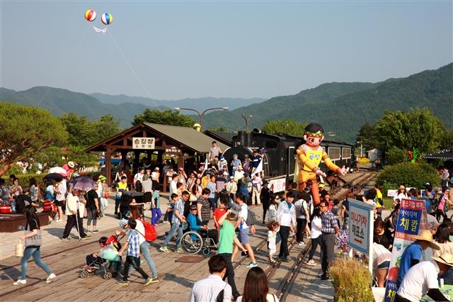 전남 곡성군 섬진강 기차마을 승강장에 많은 관광객이 모여 있다. 곡성군은 직선화로 폐선된 철로와 역사를 사들여 기차마을을 조성한 뒤 레일바이크와 증기기관차를 운행, 옛 향수와 추억을 살아 숨 쉬게 만들었다. 곡성군 제공