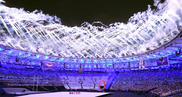 8일(한국시간) 새벽 6시 브라질 리우데자네이루 마라카낭 주경기장에서 ‘제15회 리우패럴림픽’ 개막식이 열리며 세계의 장애인들을 위한 축제의 제전이 펼쳐졌다. 화려한 개막식이 펼쳐지고 있다. 이번 패럴림픽에 한국은 11개 종목에 81명의 선수가 참가했다. 리우데자네이루=패럴림픽사진공동취재단