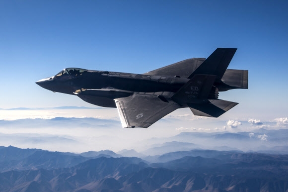 비행하는 F-35A