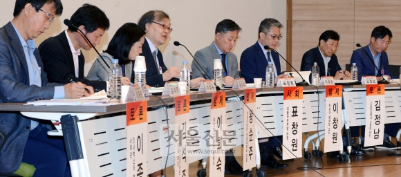 20일 오전 국회 의원회관 대회의실에서 열린 ‘고 김범석 소방관법’ 토론회에 정부, 학계, 시민사회 등 각계 전문가들이 참석해 소방공무원의 공무상 질병 인정 범위 확대 방안에 대해 다양한 의견을 나누고 있다. 이종원 선임기자 jongwon@seoul.co.kr