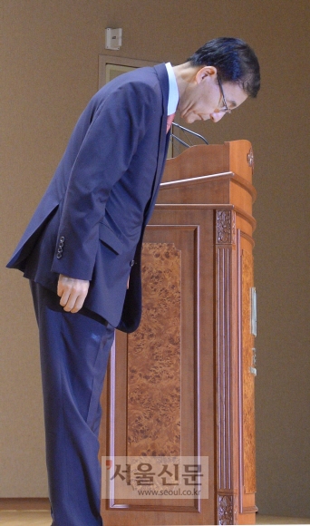 “檢 비리 사과” 고개 숙인 검찰수장