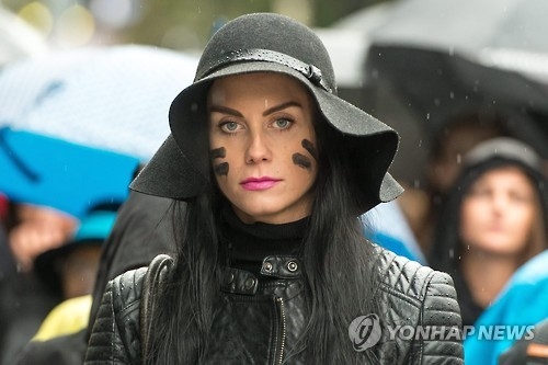 전면적 낙태금지 법안 반대 파업 ‘검은 월요일’에 참가한 폴란드 여성 [EPA=연합뉴]