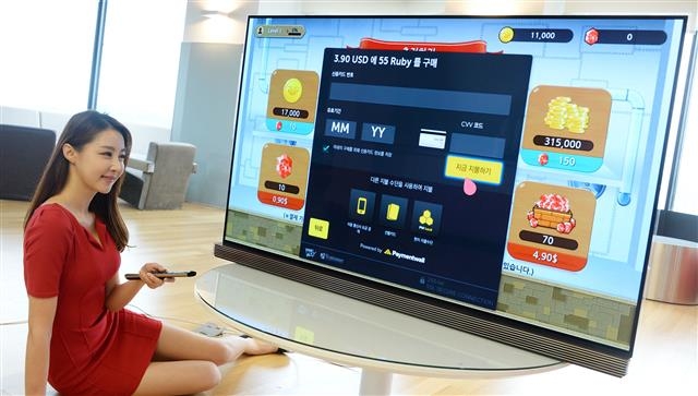 LG전자가 200개국에서 통용되는 웹OS TV 전용 결제 서비스를 선보인 4일 서울 영등포구 여의도 LG트윈타워에서 모델이 결제 시스템을 시연하고 있다. LG전자 제공