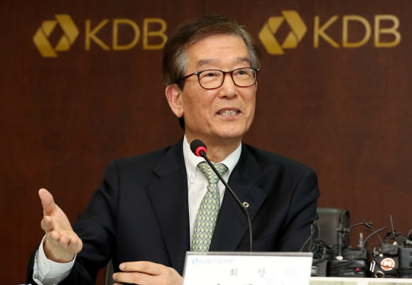 질문 답하는 이동걸
