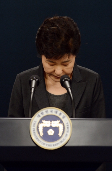 4일 박근혜 대통령이 청와대 브리핑룸에서 대국민 담화문을 발표하는 도중 고개숙여 사과를 하고 있다. 2016. 11. 04 안주영 기자 jya@seoul.co.kr