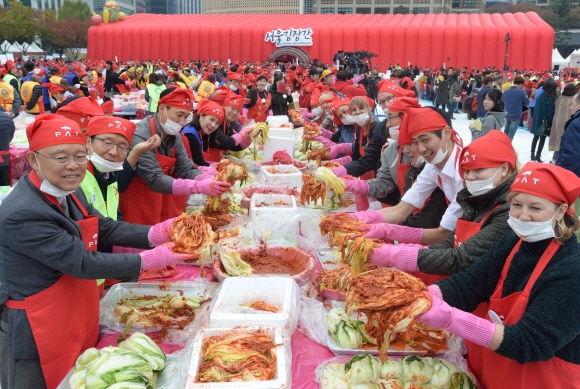 4일 서울 시청 앞 광장에서 서울시 주최로 올해로 3번째를 맞는 ’서울김장문화제’가  3일 동안 이곳 서울광장과 세종대로, 무교로 일대에서 열리고 있다.  시민 4천여 명이 서울광장에 모여 50여 톤의 배추를 버무리며 대규모 김장을 하고 있다. 2016.11.4. 이언탁기자 utl@seoul.co.kr