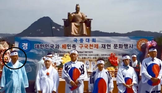 박승주(원 안) 국민안전처 장관 후보자가 서울 도심에서 열린 ‘굿판 공연’에 참석한 사실이 밝혀져 논란이 일고 있다. 박 후보자가 올해 5월 광화문 중앙광장에서 열린 ‘국중대회(國中大會) 대한민국과 환(桓) 민족 구국천제 재현 문화행사’에 진행위원장으로 참석한 모습. 연합뉴스