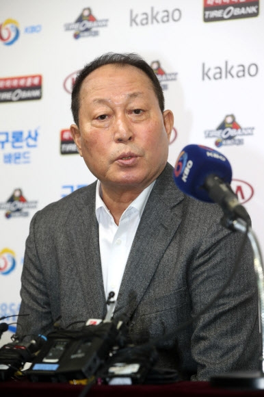 10일 서울 강남구 야구회관에서 열린 2017 월드베이스볼클래식(WBC) 기술위원회를 마친 김인식 감독이 기자회견을 열고 취재진의 질문에 답하고 있다. 연합뉴스
