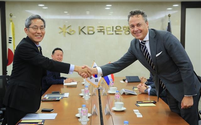 ING 회장과 손 맞잡은 윤종규 KB 회장