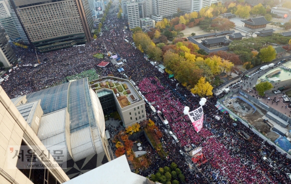 박근혜 대통령 퇴진을 요구하는 민중총궐기 대회가 열리는 12일 오후 대회에 참가한 시민들이 서울 광화문광장에서 시청광장까지 가득 채우고 있다. 도준석 기자 pado@seoul.co.kr