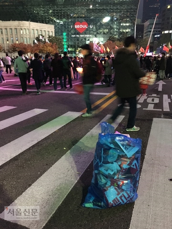 광화문 촛불집회, 쓰레기 직접 치운 성숙한 시민의식