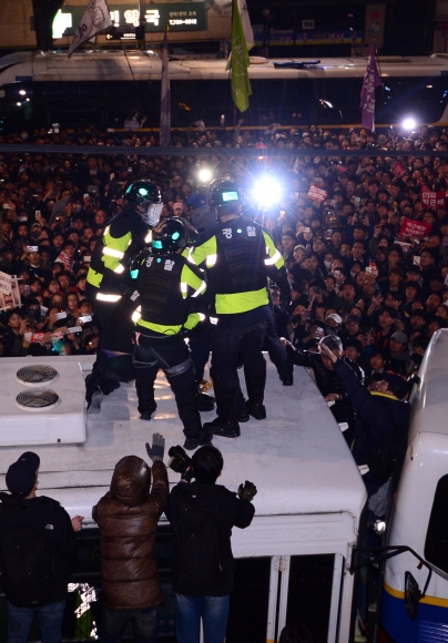 광화문 촛불집회, 시민 20여명 경찰버스 차벽 위로 올라