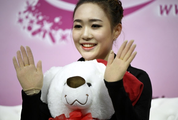 대한민국 박소연이 12일(현지시간) 프랑스 파리에서 열린 ‘ISU 피겨 스케이팅 그랑프리’ 여자 프리 스케이팅 프로그램에서 연기를 마치고 결과를 기다리며 손을 흔들고 있다. AFP 연합뉴스