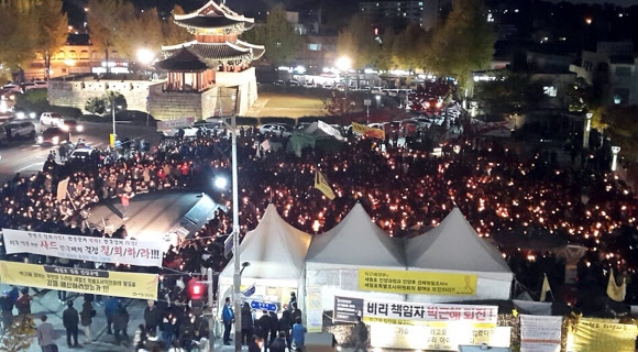 전북에선 12일 2000여명이 전주시 풍남문광장에 모여, ‘박근혜 정권 퇴진·최순실 국정 농단 진상규명’을 촉구하고 있다. 전주 연합뉴스