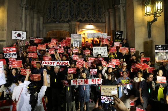 미국 로스앤젤레스의 교민 500여명이 지난 11일(현지시간) 한국 총영사관 인근 한인교회 앞에서 박 대통령 퇴진을 촉구하고 있다. 로스앤젤레스 연합뉴스