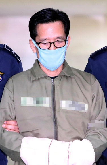 수백억원의 회삿돈을 빼돌린 혐의를 받고 있는 부산 해운대 엘시티 시행사 실소유주인 이영복 회장이 12일 부산지검에서 구치소로 향하고 있다. 이 회장은 이날 특정경제범죄가중처벌법상 횡령·사기 혐의로 구속됐다. 부산 연합뉴스