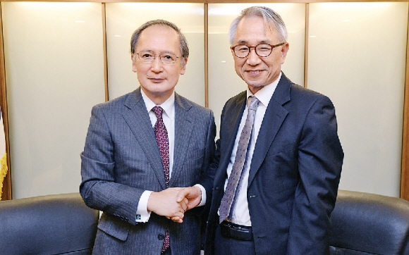 나가미네 야스마사(왼쪽) 주한 일본대사가 14일 서울 중구 세종대로 서울신문사를 방문해 김영만 사장과 악수하고 있다. 도준석 기자 pado@seoul.co.kr