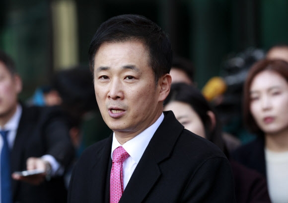 유영하 ”박 대통령 내일 조사 물리적으로 불가능”