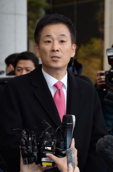 박근혜 대통령의 변호를 맡게 된 유영하 변호사가 15일 서울 서초동 서울고등법원에서 기자회견을 갖고 변호인으로서의 입장을 밝히고 있다. 도준석 기자 pado@seoul.co.kr