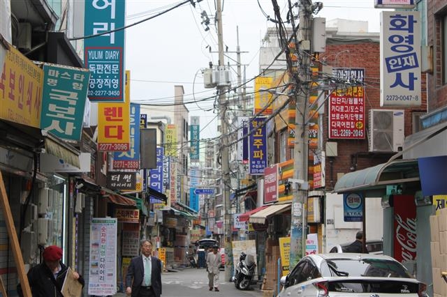 충무로 인쇄골목 전경. 충무로 인쇄골목은 1910년 우리나라 최초 상설 영화관인 경성고등연예관을 시작으로 경성극장, 낭화관, 중앙관 등이 을지로에 생기자 영화 전단지를 찍기 위한 인쇄소들이 생겨나며 형성됐다.