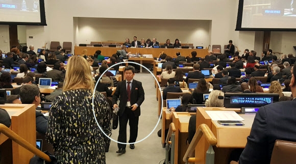 회의 도중 퇴장하는 北대표