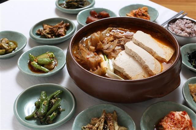 충북 진천 ‘묵은지화련’의 묵인지갈비전골