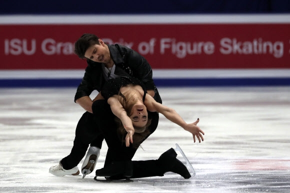 러시아 Alexandra Stepanova와 Ivan Bukin이 18일(현지시간) 중국 베이징에서 열린 ‘아우디컵 중국 ISU 그랑프리 피겨 스케이팅’에서 아이스 댄스 쇼트 댄스 프로그램 연기를 펼치고 있다. AP 연합뉴스