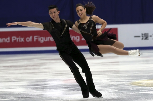 미국 Anastasia Cannuscio와 Colin McManus가 18일(현지시간) 중국 베이징에서 열린 ‘아우디컵 중국 ISU 그랑프리 피겨 스케이팅’에서 아이스 댄스 쇼트 댄스 프로그램 연기를 펼치고 있다. AP 연합뉴스