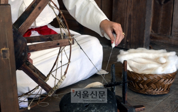 목화솜에서 무명실을 뽑는 과정