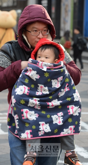 기온이 급격히 내려간 22일 오후 서울 명동을 지나는 사람들이 몸을 움츠리고 있다. 도준석 기자 pado@seoul.co.kr