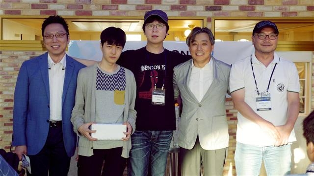 지난해 세계 해킹방어대회 ‘데프콘’(DEFCON)에 출전한 1기 ‘사이버 가디언스’ 이정훈(왼쪽 두 번째)씨와 이승진(세 번째)씨. 두 사람을 응원하기 위해 김승주 고려대 정보보호대학원 교수(첫 번째), 백기승(네 번째) 한국인터넷진흥원장, 이기택(다섯 번째) 해커연합 하루 회장 등이 출정식에 참석했다. 한국인터넷진흥원(KISA) 제공
