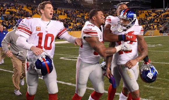 미국프로풋볼(NFL) 뉴욕 자이언츠의 오델 베컴 주니어(헬멧 쓴 이)가 지난 4일(현지시간) 피츠버그와의 정규리그 대결 막바지 심판진과 언쟁을 벌이자 동료들이 말리고 있다.  피츠버그 AP 연합뉴스 