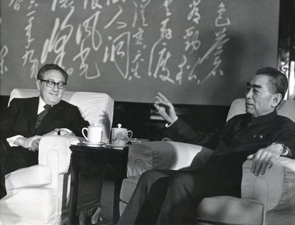 1971년 7월 극비리에 베이징을 방문한 헨리 키신저 미국 백악관 안보보좌관과 회담하는 저우언라이(오른쪽) 중국 총리.  서울신문 DB 